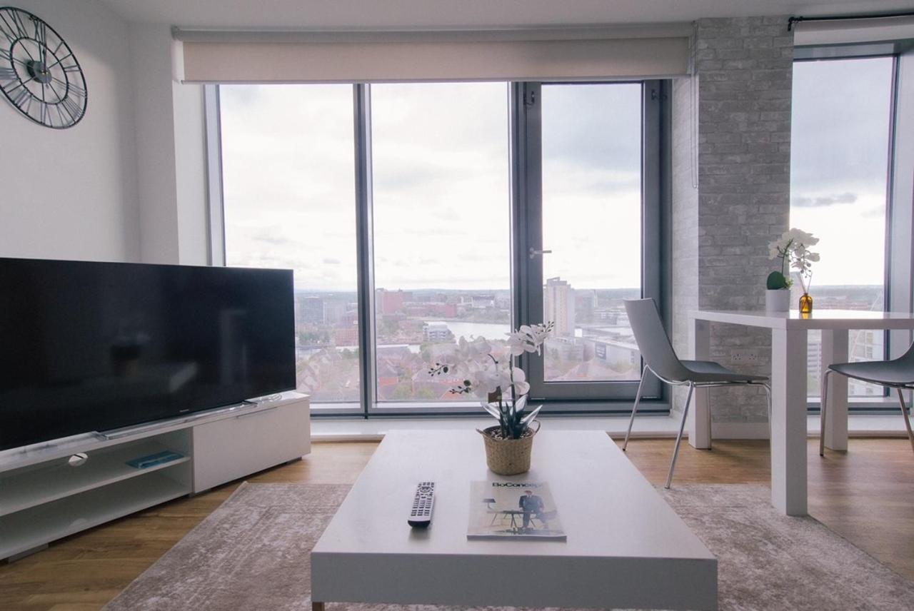 Hallsphere - Stunning Apartment Salford Quays Манчестър Екстериор снимка